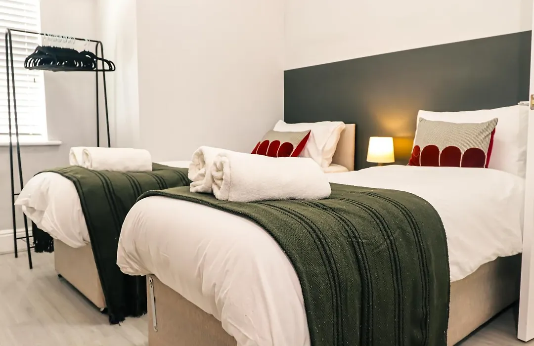 Spacious Stylish Home With Free Parking 10 Mins To Manchester Centre & Ao Arena Ideal For Groups & Long Stays-1