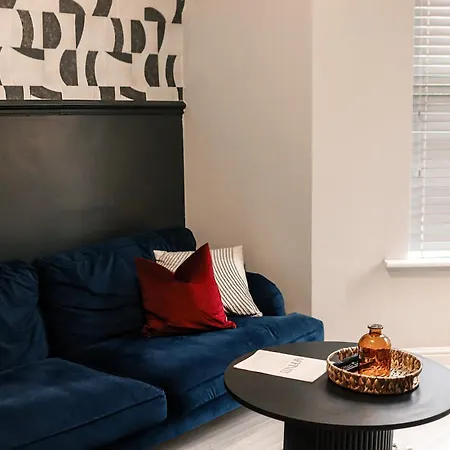 Spacious Stylish Home With Free Parking 10 Mins To Manchester Centre & Ao Arena Ideal For Groups & Long Stays-3